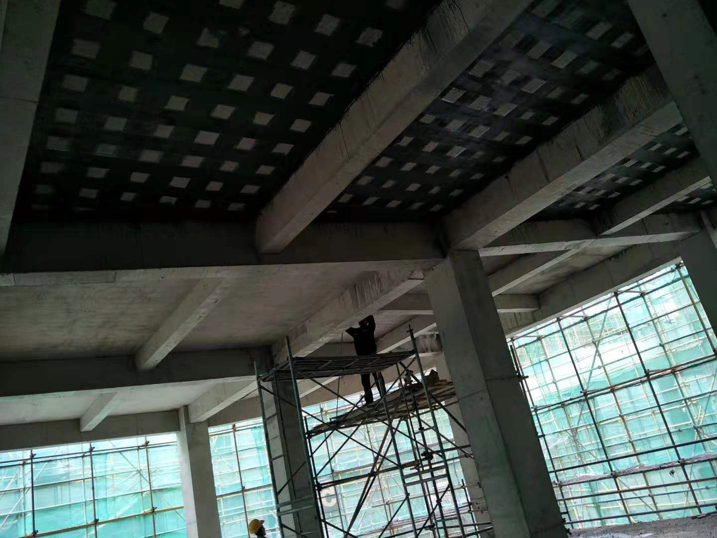 丽江一学校楼板碳纤维加固
